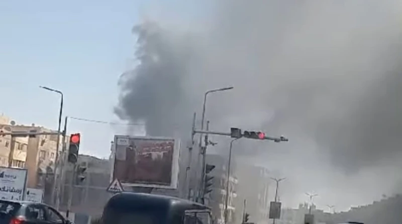 3 سيارات إطفاء للسيطرة على حريق مخزن بالمقطم (صور) نشب حريق، اليوم الإثنين، في مخزن بمنطقة المقطم، وهرعت 3 سيارات إطفاء إلى مكان الحريق لإخماده.نشوب