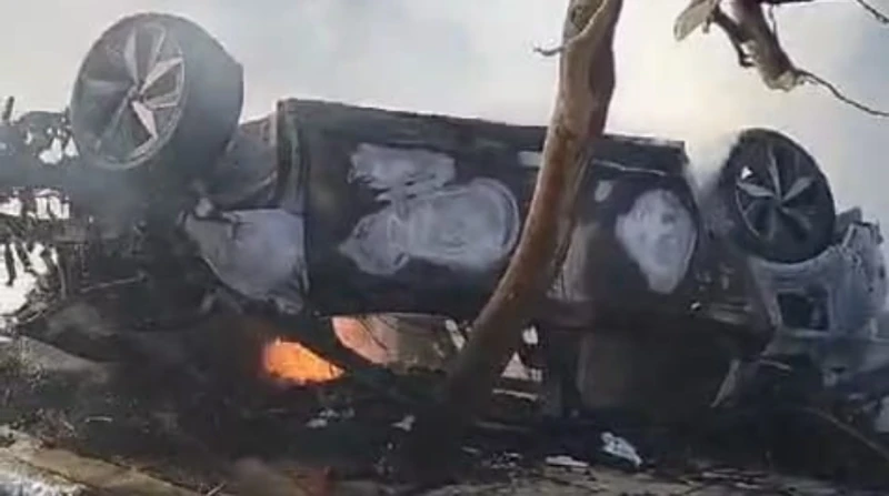 سيارتها اصطدمت بعمود.. صيدلانية تتسبب في حريق ضخم بالتجمع الأول اقتحمت سيارة تقودها طبيبة صيدلانية عمود إنارة أمام سور كمبوند شهير في منطقة التجمع الأول بالقاهرة، ما تسببت في تحطم 