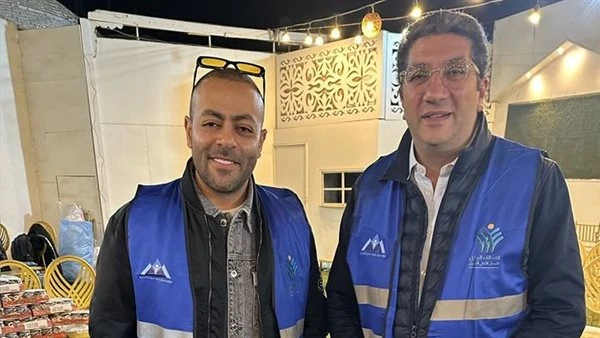 الهلال مع الصليب مش مجرد شعارات!.. أمير رمزى وتامر عاشور ايد في ايد من أجل الخير.. اعرف التفاصيل نشر المستشار أمير رمزي صورة تجمعه مع المطرب الشهير الذي يعشقه الملايين تامر عاشور،
