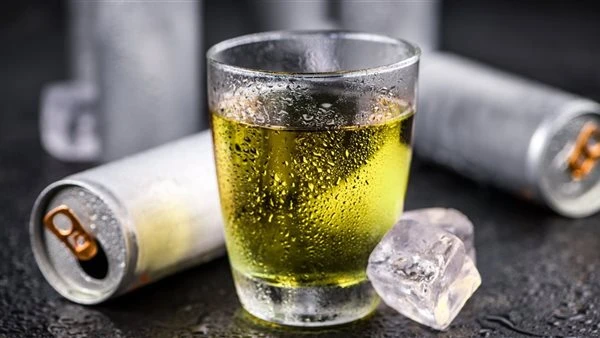 أخطر مشروب لا تفكر نهائيا فى تناوله بعد الإفطار فقد يصيبك بمرض قات ل كتدمير الجهاز التنفسي وحصوات الكلى تحتوي مشروبات الطاقة على كميات كبيرة من السكر، مما يساهم في زيادة خطر الإصاب