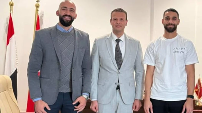 كان سوء تفاهم.. تصالح عمرو السولية وعضو النادي الأهلي انتهت الأزمة التي اندلعت الأسبوع الماضي بين اللاعب عمرو السولية، وعضو النادي الأهلي محمود سعيد، عقب أحد تدريبات الفريق التي جر