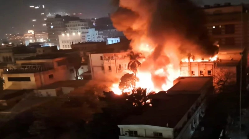 حريق معامل الصحة.. الدفع بخزان مياه استراتيجى و14 سيارة إطفاء دفعت قوات الحماية المدنية بالقاهرة بخزان مياه استراتيجي و14 سيارة إطفاء، لإخماد حريق معامل وزارة الصحة بمنطقة وسط البل