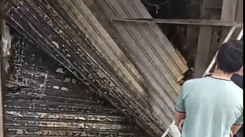 السيطرة على حريق ضخم نشب بعدد من محلات بالأميرية (فيديو) تمكنت قوات الحماية المدنية، من السيطرة على حريق ضخم نشب في عدد من المحلات التجارية، بمنطقة الأميرية بمحافظة القاهرة، اليوم