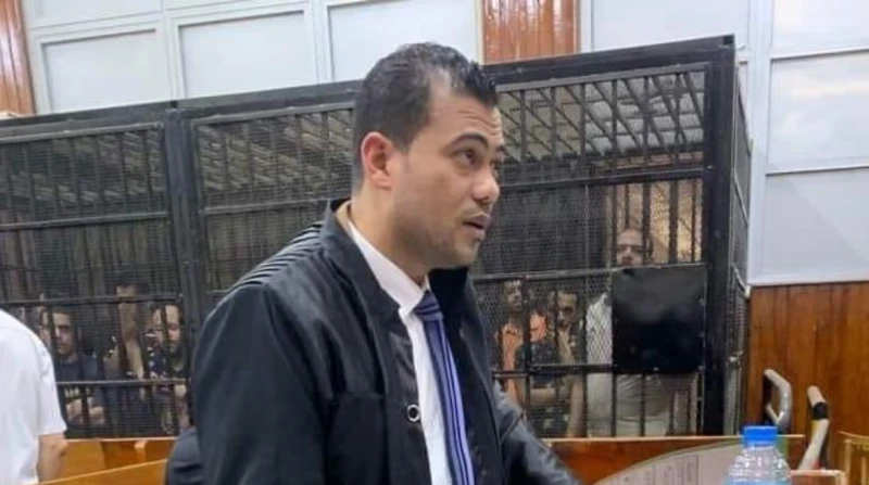 سفارة تونس تفوض المحامي أحمد حمد للدفاع عن المضيفة قاتلة صغيرتها فوضت سفارة الجمهورية التونسية لدى مصر المحامي الدكتور أحمد حمد، بالدفاع والترافع عن