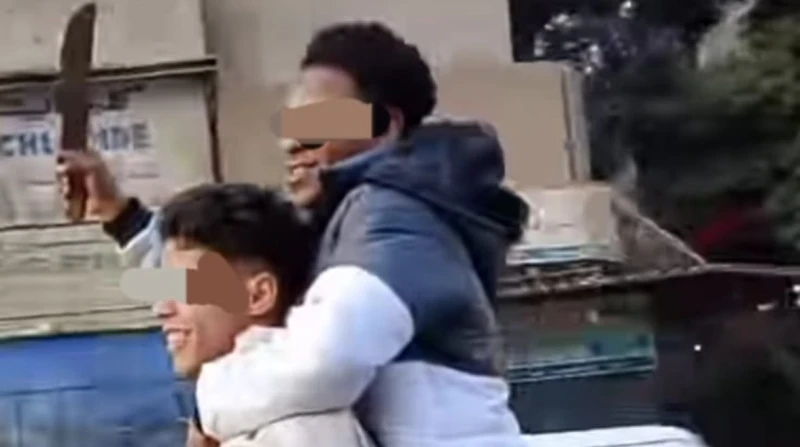 بعد نشر افاق عربية.. ضبط شابين استعرضا القوة في عين شمس ضبطت أجهزة الأمن بمديرية أمن القاهرة شابين ظهرا في مقطع فيديو، وهما يحملان سلاحا أبيض ويؤديان حركات استعراضية خطيرة على دراج