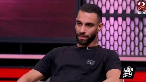 عضو من أعضاء النادي الأهلي يتهم عمرو السولية بالاع تداء عليه وبالسب والقذف انتشر فيديو أمس عن خناقة عمرو السولية وأحد أعضاء النادي الأهلي بعد أن كانوا يتدربون في ملعب النادي أثناء