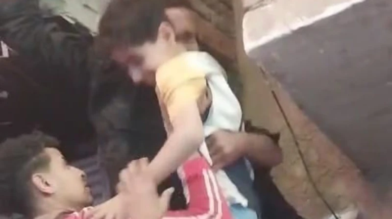 لحظة إنقاذ طفل عالق في بلكونة أثناء مشاهدة سعد الصغير (فيديو) أنقذ الأهالي بمنطقة شبرا الخيمة، طفلا علق في بلكونة بالطابق الثاني أثناء مشاهدته للمطرب سعد الصغير، خلال احتفال بمناسب