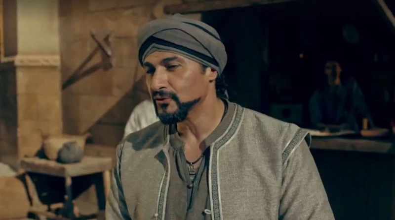 شواهي تصل للكنوز وكشف سر الجراب.. ملخص الحلقة 11 مسلسل جودر 2 بدأت الحلقة 11 من مسلسل جودر 2 بطلب شاه زمان من شقيقة شهريار، وهما يلعبان الشطرنج يد دنيا زاد شقيقة شهرزاد.شاه زمان يط