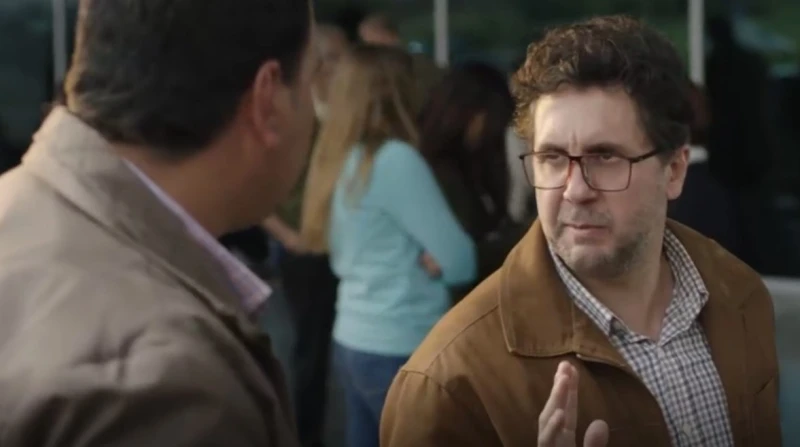 من المطار إلى السجن.. مفاجآت في الحلقة الأخيرة من أشغال شقة جدا انتهى الموسم الثاني من مسلسل أشغال شقة، الذي حمل اسم أشغال شقة جدا، وعرض في النصف