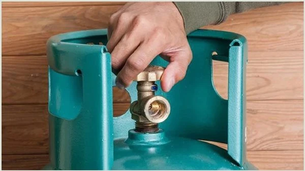 احمى بيتك من مخاطر تسرب الغاز بعد رحيل أسرة بأكملها فى المنوفية....خطر صامت يهدد حياتنا قال اللواء جمال حلاوة، خبير المفرقعات، إن زيادة تسريبات الغاز الطبيعي تعود إلى عدم إجراء الص