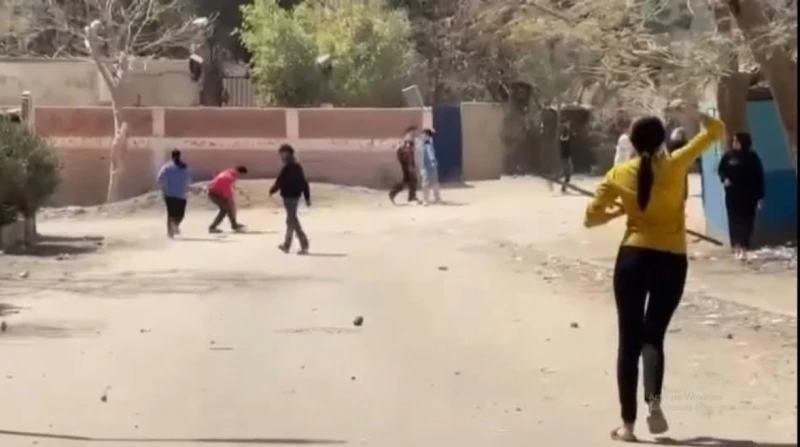 خناقة بالشوم بين فتيات وشباب في حلوان خناقة بالشوم بين فتيات وشباب في حلوان -----