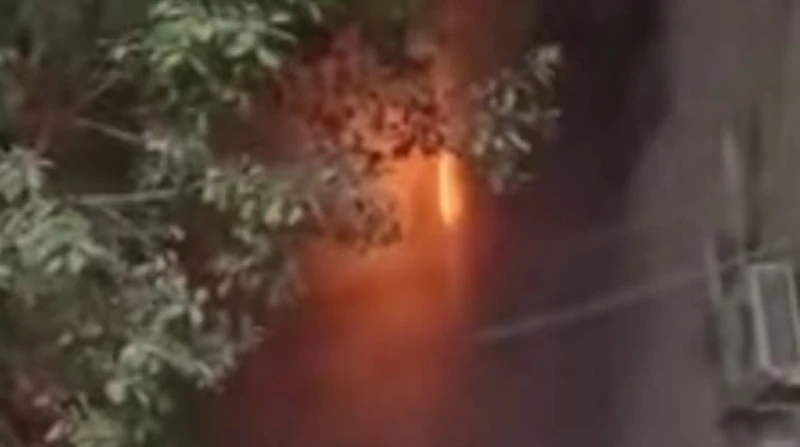 السيطرة على حريق اندلع في عقار بعزبة النخل.. الصور الأولى سيطرت الحماية المدنية بمحافظة القاهرة، على حريق نشب في عقار سكني بمنطقة عزبة النخلحريق نشب