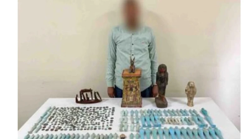 ضبط 390 قطعة أثرية بحوزة مندوب مبيعات في أسيوط تمكن قطاع شرطة السياحة والآثار، من ضبط 390 قطعة أثرية، بحوزة مندوب مبيعات بقصد الاتجار، بمحافظة أسيوط.ضبط مندوب مبيعات بحوزته قطع آثر