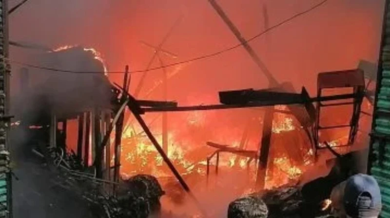 إخماد حريق في حوش منزل بقرية أبو دياب بقنا تمكنت قوات الحماية المدنية بمحافظة قنا من إخماد حريق نشب في حوش منزل بقرية أبو دياب شرق، اليوم الاثنين،