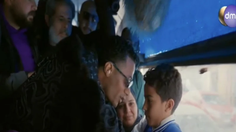 داخل أتوبيس وسط البلد.. طفل ووالدته يفوزان بجائزة مدفع رمضان كشف الفنان محمد رمضان تفاصيل جوائز برنامج مدفع رمضان خلال الحلقة الثانية التي عرضت عقب أذان المغرب، يوم الأحد، عبر شاشة