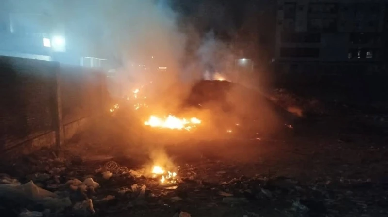 السيطرة على حريق في أرض خاصة بمصر للسياحة بالغردقة (صور) شهدت منطقة شارع الكهف وسط مدينة الغردقة حريقا في تجمع مخلفات قمامة داخل سور أرض خاصة بشركة مصر للسياحة، حيث أدت سرعة الرياح