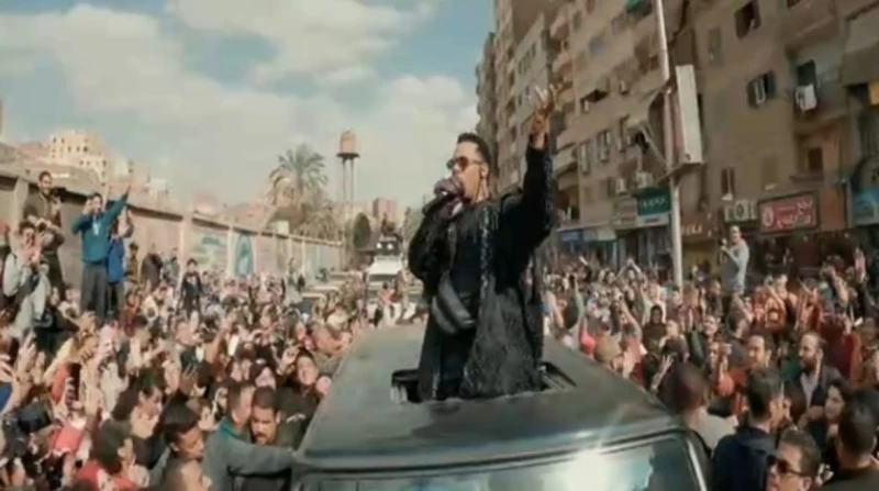 محمد رمضان يداعب سيدة في ميدان فايدة كامل: طابخين إيه النهاردا؟ يواصل محمد رمضان توزيع جوائز برنامجه مدفع رمضان الحلقة 24، والتي عرضت مساء اليوم الأثنين عبر شاشة قناة .وبدأ برنامج