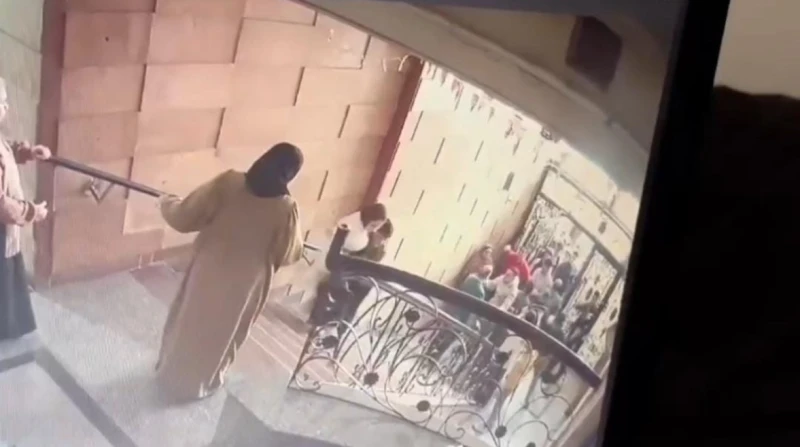 النيابة تحقق في اعتداء 20 شخصا على نور وأسرتها بالجيزة تستمع النيابة العامة بالجيزة، لأقوال نور ووالدها في واقعة الاعتداء الذي تعرضا له من قبل 20 شخصا، إثر خلاف بسيط بين شقيقتها ال