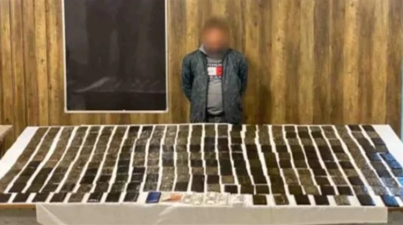 ضبط عنصر إجرامي بحوزته 25 كيلو حشيش بالسويس نجحت الأجهزة الأمنية بوزارة الداخلية، في القبض على عنصر إجرامي تخصص نشاطه في الاتجار بالمواد المخدرة في محافظة السويس.تفاصيل القبض على ع