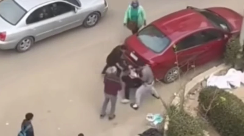 قرار قضائي جديد بشأن المتهم بالتعدي على سائق سيارة كمبوند الفردوس حددت جهات التحقيق جلسة 29 مارس لنظر تجديد حبس المتهم بالتعدي على سائق سيارة مدارس بكمبوند الفردوس بمنطقة أكتوبر .و