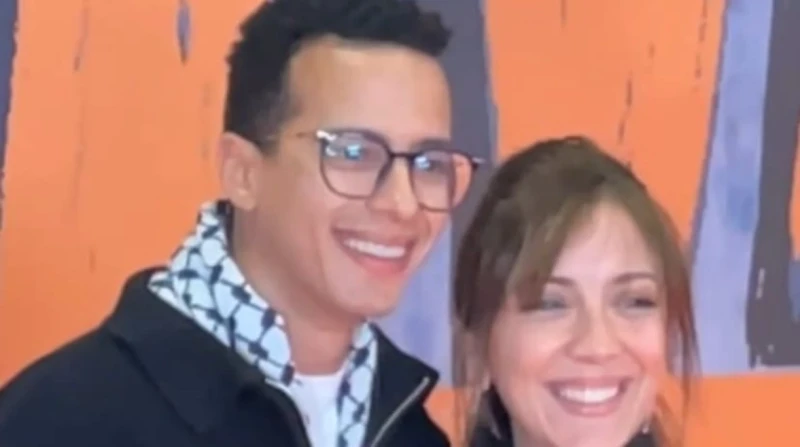 طه دسوقي بالشال الفلسطيني في العرض الخاص لفيلم سيكو سيكو يحتفل الفنان طه دسوقي اليوم بالعرض الخاص لفيلمه الجديد سيكو سيكو مع الفنان عصام عمر بإحدى دور العرض السينمائي بمدينة 6 أكتو