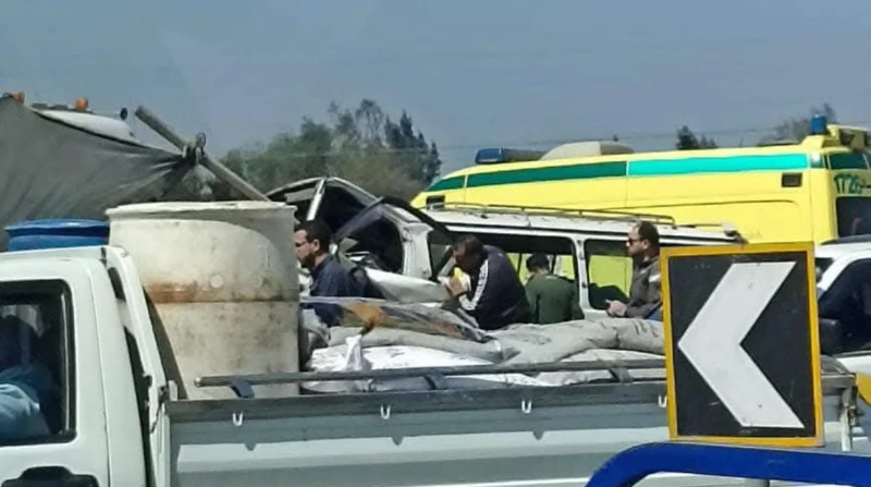 مصرع 4 أشخاص وإصابة 15 في انقلاب ميكروباص بطريق بني سويف الفيوم لقى 4 أشخاص مصرعهم وأصيب 11 آخرين، ظهر اليوم الخميس، في حادث انقلاب سيارة ميكروباص أعلى كوبري بهبشين بطريق بني سويف