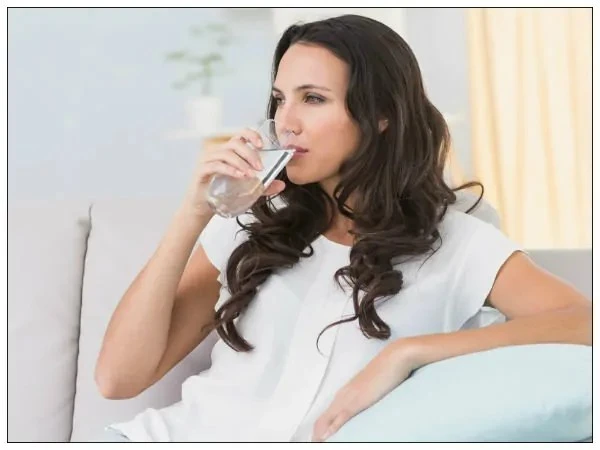 احذر.. شرب الماء البارد قد يبطئ الهضم ويسبب الانتفاخ وعسر الهضم مع ارتفاع درجات الحرارة خلال فصل الصيف، يفضل الكثير اللجوء إلى الماء المثلج كوسيلة سريعة للانتعاش والتغلب على الشعور