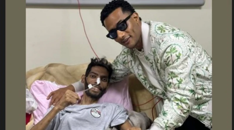 إبراهيم شيكا ل محمد رمضان: نورتني يا نمبر وان نشر إبراهيم شيكا، لاعب نادي الزمالك السابق، صورة تجمعه مع الفنان محمد رمضان، من داخل المستشفى.ويتلقى