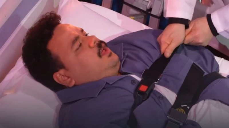 عقرب رامز جلال يصيب مصطفى غريب بالهلع في إيلون مصر شهدت حلقة الليلة من برنامج رامز إيلون مصر، الذي يقدمه الفنان رامز جلال ويعرض على قناة ، وقوع الفنان الشاب مصطفى غريب ضحية لمقلب ا