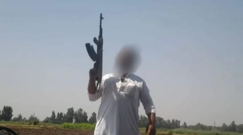 بعد نشر افاق عربية.. ضبط تاجر مخدرات اعتدى على طالب بالشرقية تمكنت الأجهزة الأمنية في محافظة الشرقية من القبض على تاجر مخدرات، اعتدى على طالب في قرية ميت بشار بمركز مينا القمح، ما 