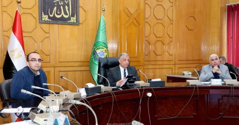 كتبت أمل عبد الرحيم عقد اللواء طيار أ.ح أكرم محمد جلال محافظ الإسماعيلية، اليوم الإثنين، اجتماعا لمناقشة آليات تطبيق وتنفيذ المواد الواردة بقرار محافظ الإسماعيلية بشأن ضوابط إقامة 