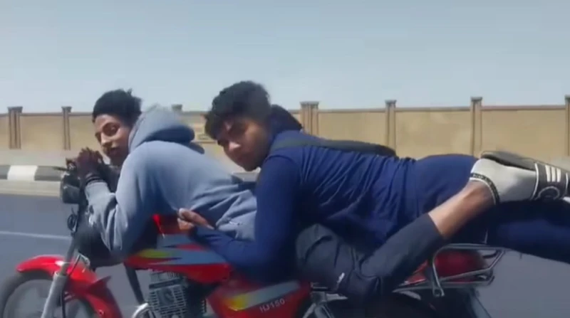 الداخلية تفحص فيديو استعراض شابين بدراجة نارية أعلى الدائري تفحص الأجهزة الأمنية بوزارة الداخلية، مقطع فيديو تم تداوله عبر موقع التواصل الاجتماعي فيس بوك، يظهر خلاله شابان أثناء قي
