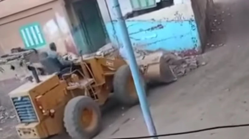 هدم البيت على دماغه.. مواطن يقتحم منزل شقيقه بلودر في الدقهلية تمكن ضباط وحدة مباحث مركز شرطة طلخا بمحافظة الدقهلية، من ضبط شخص بعد قيامه بهدم منزل شقيقه أثناء تواجده بداخله رفقة أ