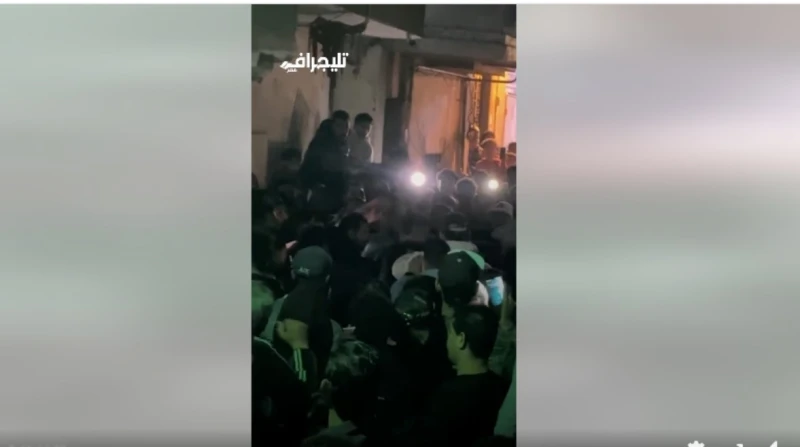 صواعق واعتداءات.. فوضى في إمبابة بسبب أحمد العوضي فيديو شهدت إحدى مقاهي منطقة إمبابة حالة من الفوضى أثناء تجمع جماهيري لمتابعة مسلسل فهد البطل بحضور