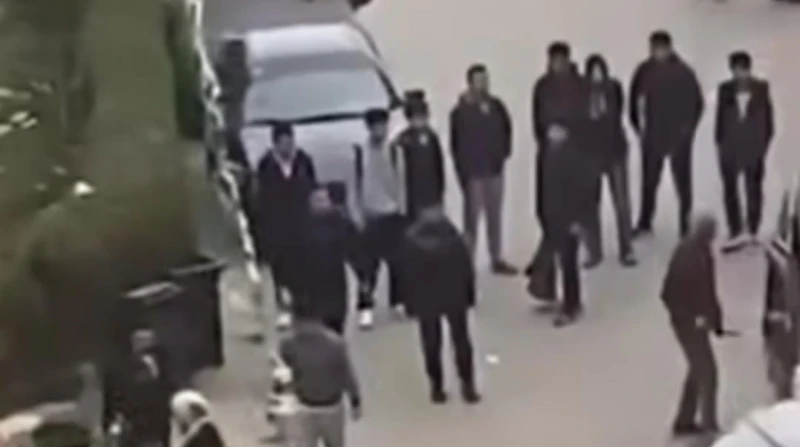 بسبب سيدة.. اعتداء على سائق باص مدرسي وترويع الأطفال في 6 أكتوبر تداول رواد مواقع التواصل الاجتماعي مقطع فيديو يظهر اعتداء مجموعة من الأشخاص على سائق سيارة أجرة مخصصة لنقل طلاب إحد