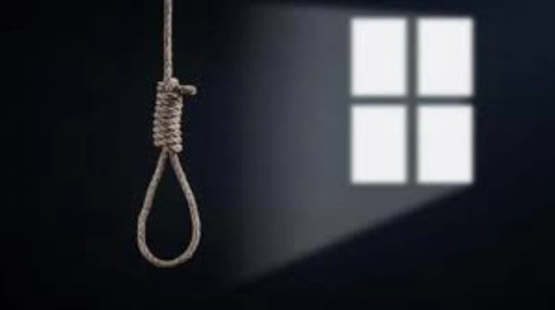 رحلة سائق المعادي مع المخدرات تنتهي بجثة متدلية من السقف شهدت منطقة المعادي واقعة مأساوية عندما أقدم شاب على التخلص من حياته شنقا لتعاطيه مخدر الآيس وظلت جثته معلقة في السقف لمدة ي