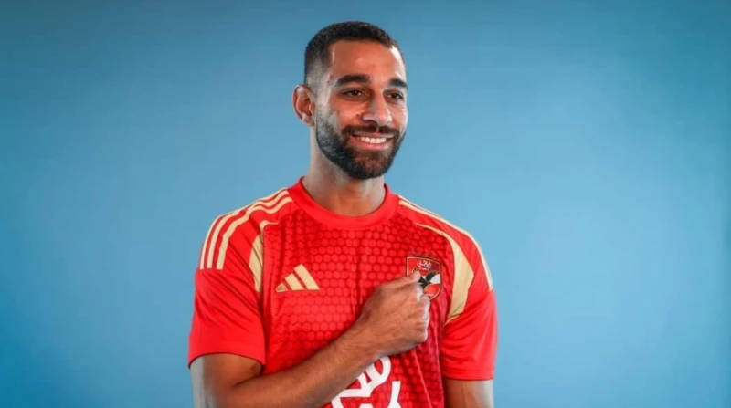 النيابة تحقق في بلاغات متبادلة بين السولية ومشجع بمدينة نصر بدأت النيابة التحقيق في اتهامات متبادلة بين لاعب النادي الأهلي عمرو السولية وعضو بالنادي، على خلفية مشاجرة نشبت بينهما د