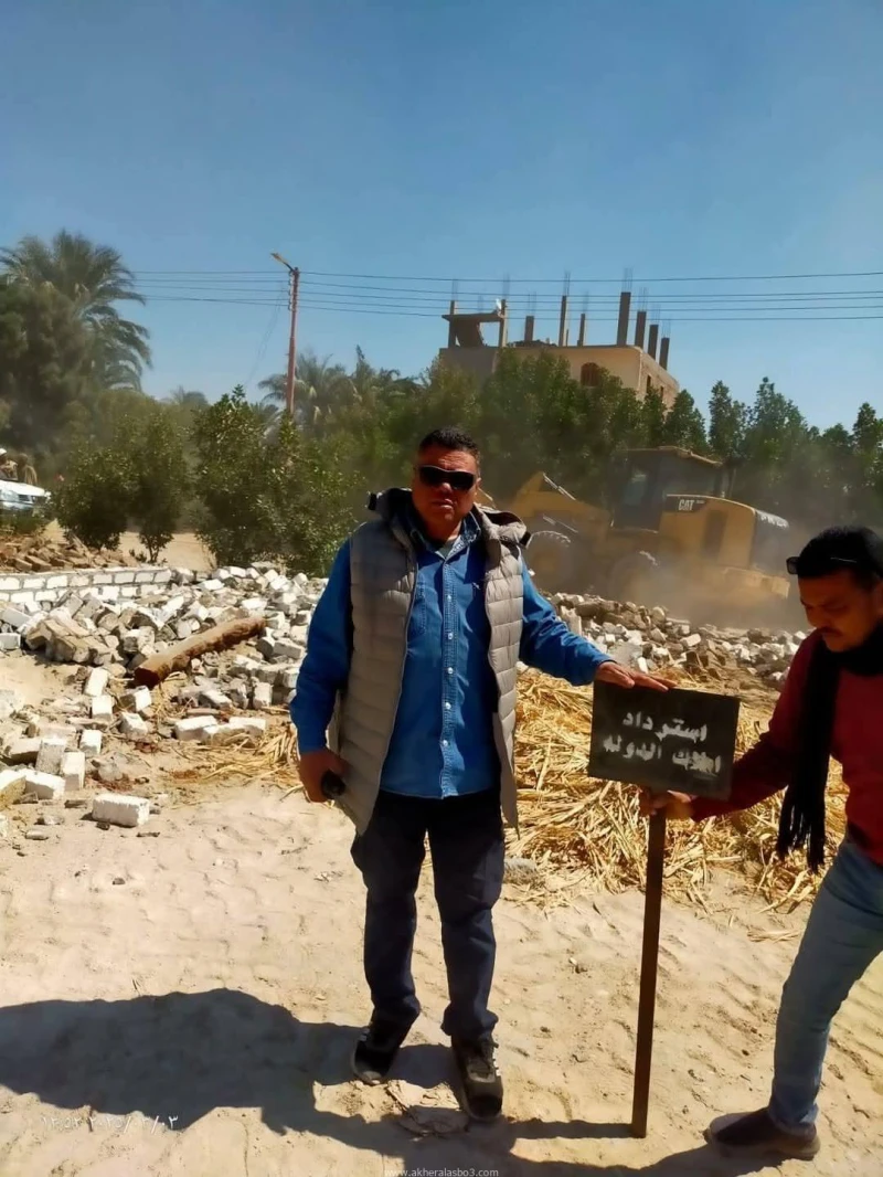 استرداد ٣ حالات تعدى على زراعات ومباني بإجمالي مساحة 1565 مترا بمدينة أرمنت جنوب الأقصر الاقصر علاء النواصري قامت الوحدة المحلية لمركز ومدينة أرمنت برئاسة العميد أحمد الهواري ، بإس