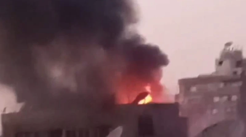 حريق بمبنى سكني في السيدة زينب.. الحماية المدنية تتدخل للسيطرة عليه نشب حريق هائل في أحد المباني السكنية بشارع مجلس الأمة في منطقة السيدة زينب