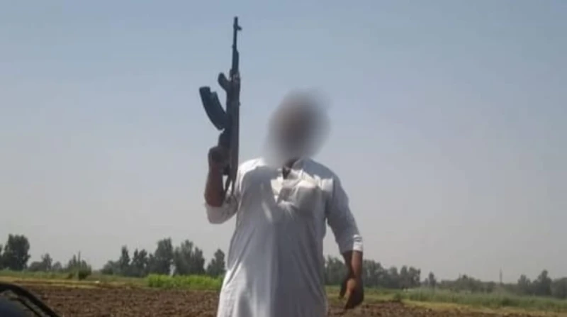 شاب يتعرض لاعتداء من تاجر مخدرات في الشرقية تعرض شاب يدعى عمرو ص، يبلغ من العمر 20 عاما، لاعتداء عنيف من قبل تاجر مخدرات في قرية ميت بشار، مركز منيا القمح بمحافظة الشرقية، ما أسفر 