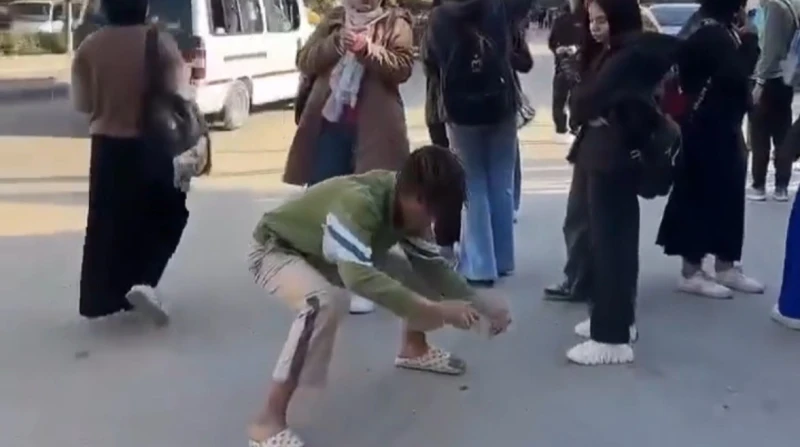 أرعبهم بالنار.. التحقيق مع البلوجر محمد موزة لإخافته الفتيات بالبساتين تباشر جهات التحقيق إجراءاتها القانونية مع البلوجر محمد موزة بعد القبض عليه بمنطقة البساتين لتصويره فيديوهات أ