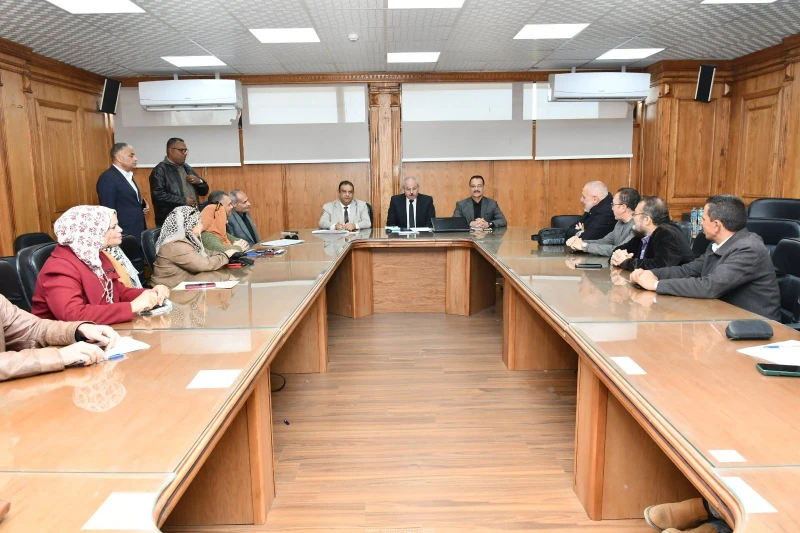 كتبت أمل عبد الرحيم ترأس الدكتور ناصر مندور، رئيس جامعة قناة السويس، اجتماعا طارئا لمجلس الأمناء، لمتابعة سير العمل داخل الكليات خلال شهر رمضان المبارك، خاصة في ظل بدء امتحانات منت