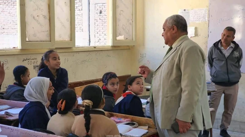 وكيل تعليم الأقصر يتفقد مدرسة صلاح الدين الابتدائية ويشدد على الانضباط المدرسي الاقصر علاء النواصري قام الدكتور صفوت جارح، وكيل وزارة التربية