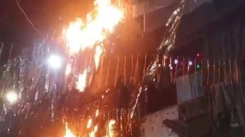 السيطرة على حريق عقار سكني بمنطقة منشأة ناصر تمكنت قوات الحماية المدنية من السيطرة على حريق هائل اندلع في عقار سكني بمنطقة منشأة ناصر، بعدما هرعت سيارات الإطفاء لإخماده.السيطرة علي