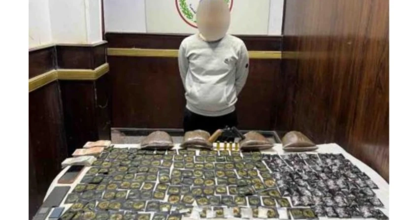 القبض على عاطل لاتجاره في مخدري الآيس والإستروكس بالسلام تمكنت الأجهزة الأمنية بمديرية أمن القاهرة، اليوم الخميس، من ضبط عاطل، وبحوزته أكثر من 5 كيلو