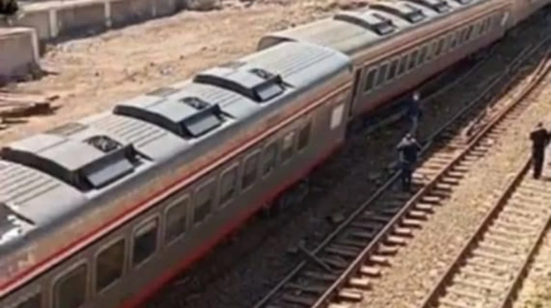 بعد انحراف 6 عربات.. عودة حركة القطارات في طنطا لطبيعتها قام مهندسون وفنيون بمحطة سكك حديد طنطا، بإزالة عربات القطار 910 الإسكندرية القاهرة، بعد انحراف 6 منها عن مسارها، قبل دخوله 