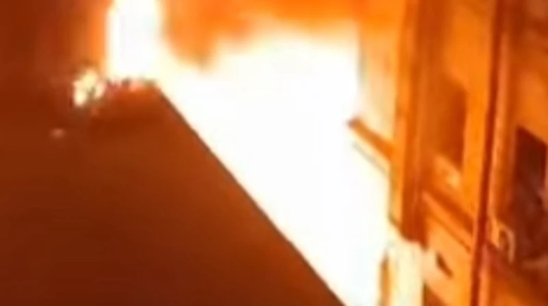 حريق هائل في معامل وزارة الصحة بوسط البلد (فيديو) نشب حريق هائل في معامل وزارة الصحة بوسط البلد، وهرعت 12 سيارة إطفاء لمكان الواقعة.نشوب حريق تلقت أجهزة الأمن بمديرية أمن القاهرة ب