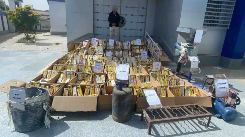 صواريخ العيد.. ضبط عاملين بحوزتهما 6.5 مليون قطعة ألعاب نارية بالفيوم تمكن قطاع الأمن العام، من ضبط عاملين بالفيوم لقيامهما بتصنيع الألعاب النارية والاتجار بها وبحوزتهما أكثر من 6.