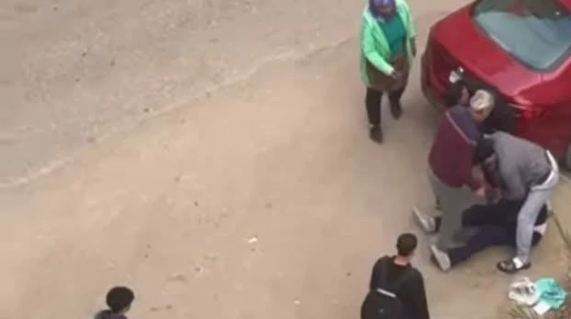 الداخلية تكشف تفاصيل القبض على طرفي مشاجرة مدينة الفردوس ألقت الأجهزة الأمنية بوزارة الداخلية، القبض على طرفي مشاجرة مدينة الفردوس عقب تداول فيديو التعدي.الداخلية تكشف تفاصيل مشاجر