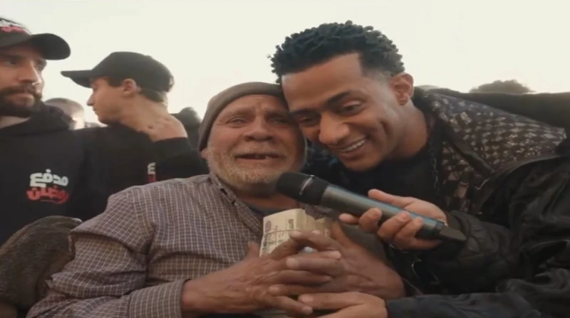 أخيرا هجبلك التلاجة.. حارس عقار يفوز في مدفع رمضان يواصل محمد رمضان توزيع جوائز برنامجه مدفع رمضان الحلقة 25، والتي عرضت مساء اليوم الإثنين، عبر شاشة قناة .الأيدي العاملةوأثناء تجو